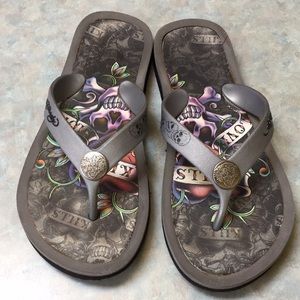 Ed Hardy flip flops ( sz 5/6)